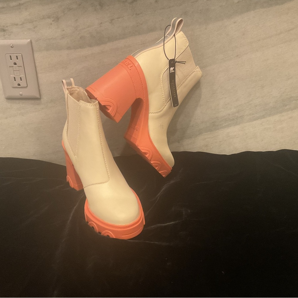 Sorel Two-Tone Cream and Orange Heeled Chelsea Boots